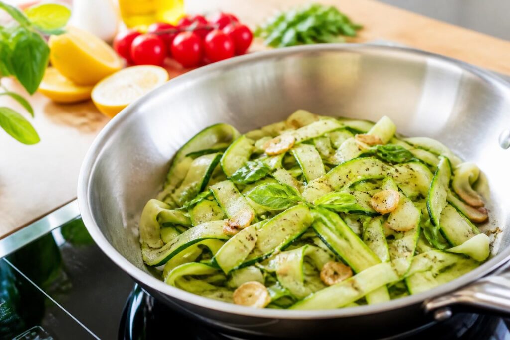 découvrez notre recette rapide et légère de tagliatelles de courgettes à la poêle, idéale pour un repas d'été frais et savoureux.