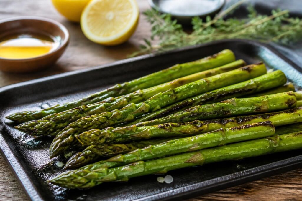 découvrez notre recette simple d'asperges à la plancha pour des légumes croquants et savoureux, parfaits pour un repas sain et gourmand.
